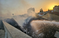   الرملة: حريق داخل منزل وأنباء عن محاصرين داخل النيران 